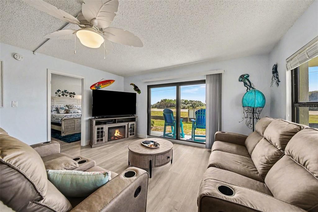 For Sale: $266,500 (2 beds, 2 baths, 1000 Square Feet)