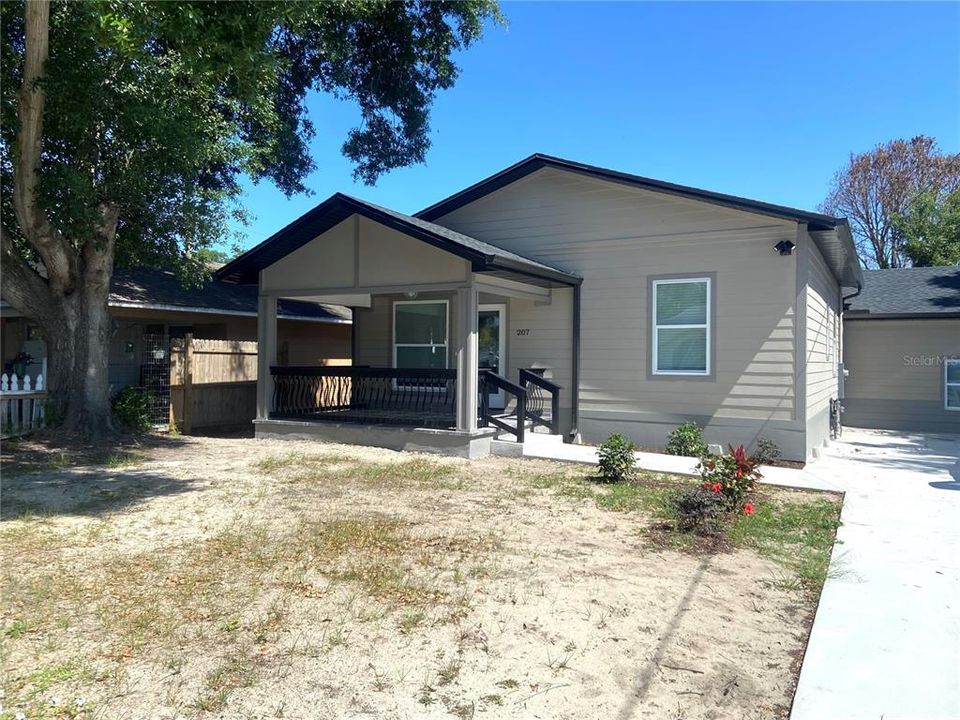 For Sale: $425,000 (4 beds, 4 baths, 2093 Square Feet)