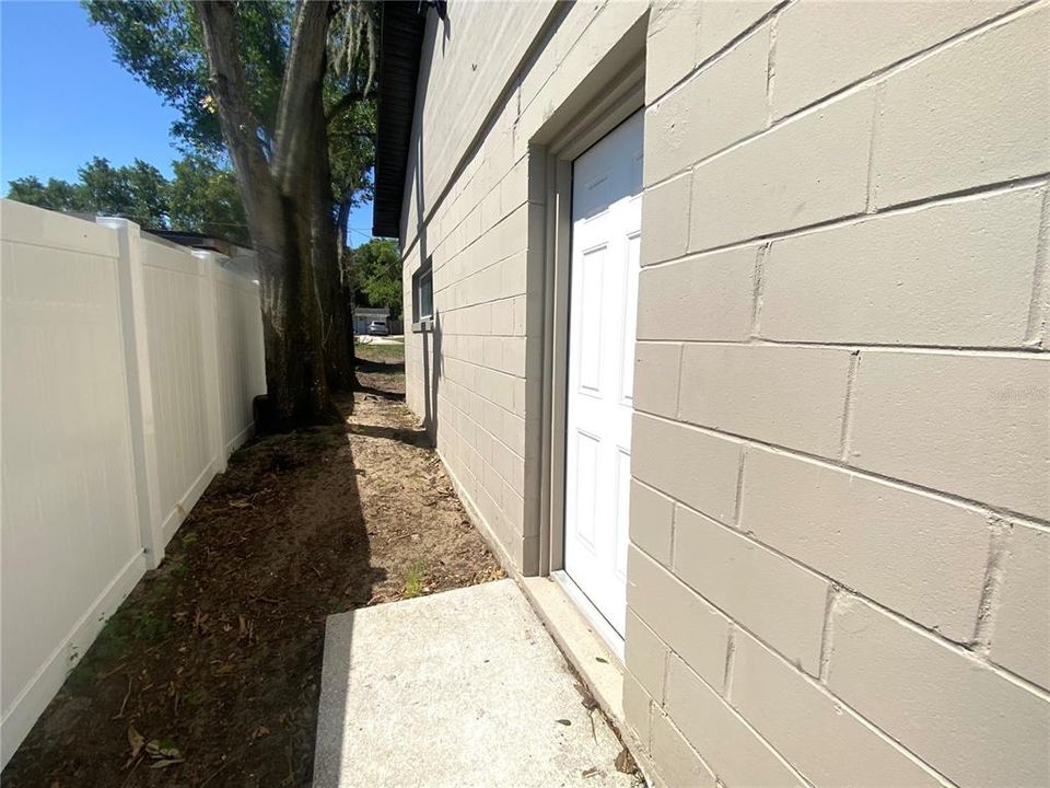For Sale: $425,000 (4 beds, 4 baths, 2093 Square Feet)
