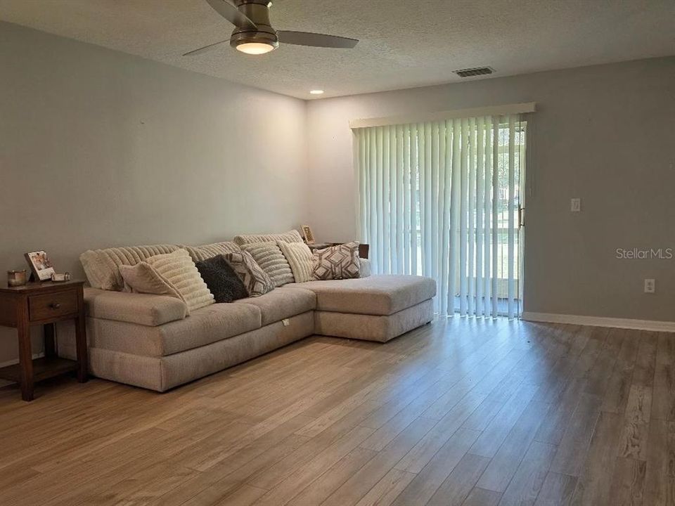 En Venta: $185,000 (2 camas, 2 baños, 1561 Pies cuadrados)