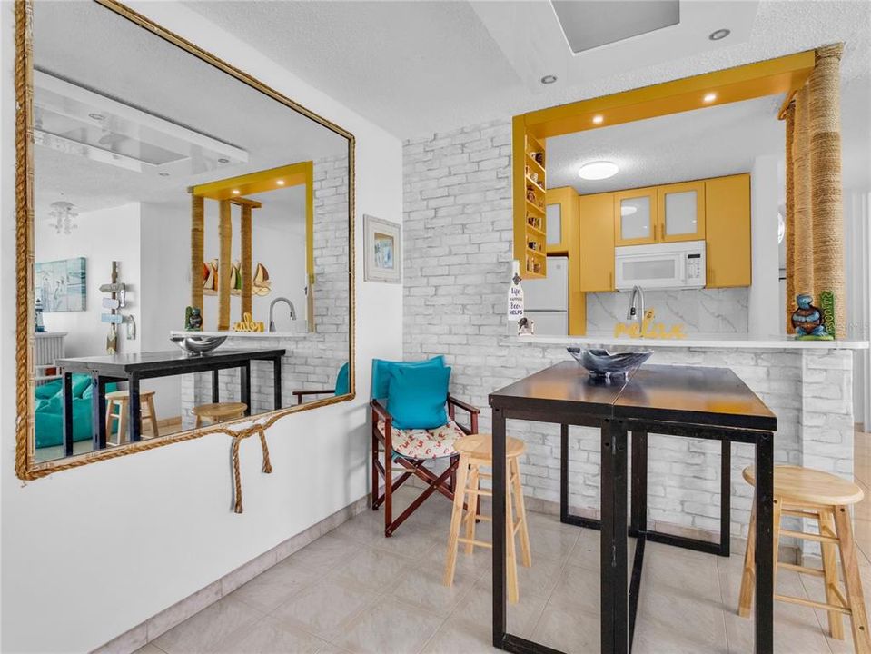 For Sale: $315,000 (2 beds, 1 baths, 858 Square Feet)