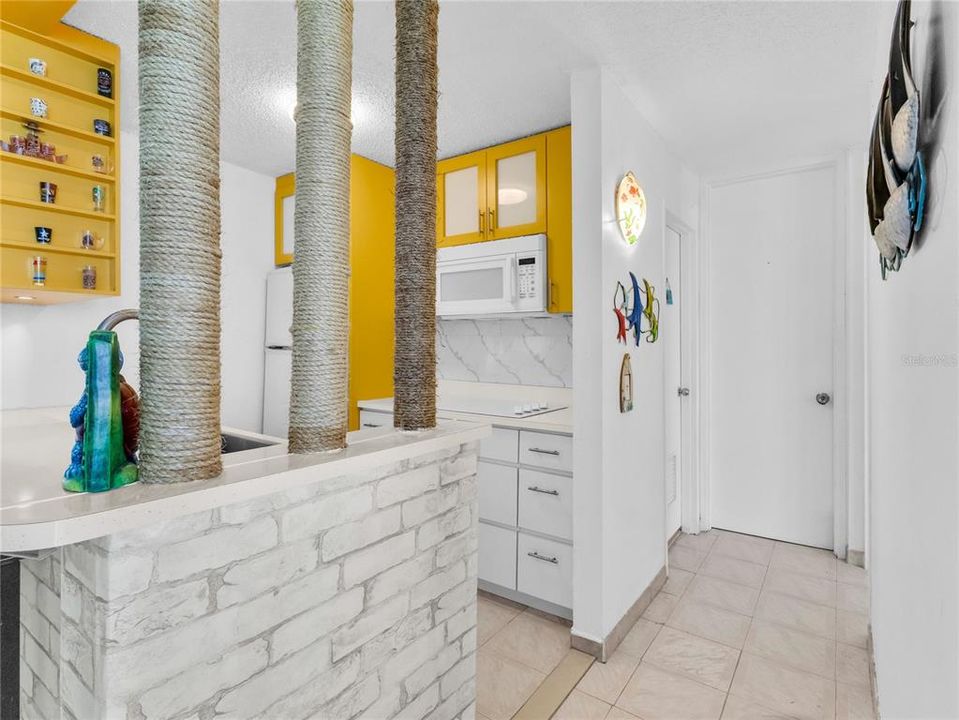 For Sale: $315,000 (2 beds, 1 baths, 858 Square Feet)