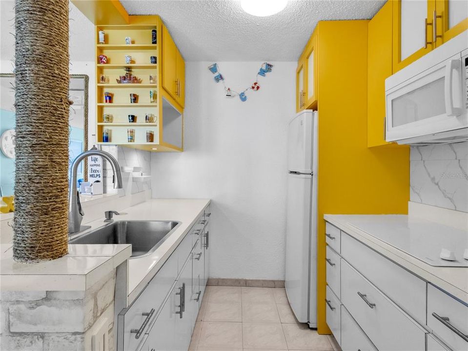 For Sale: $315,000 (2 beds, 1 baths, 858 Square Feet)