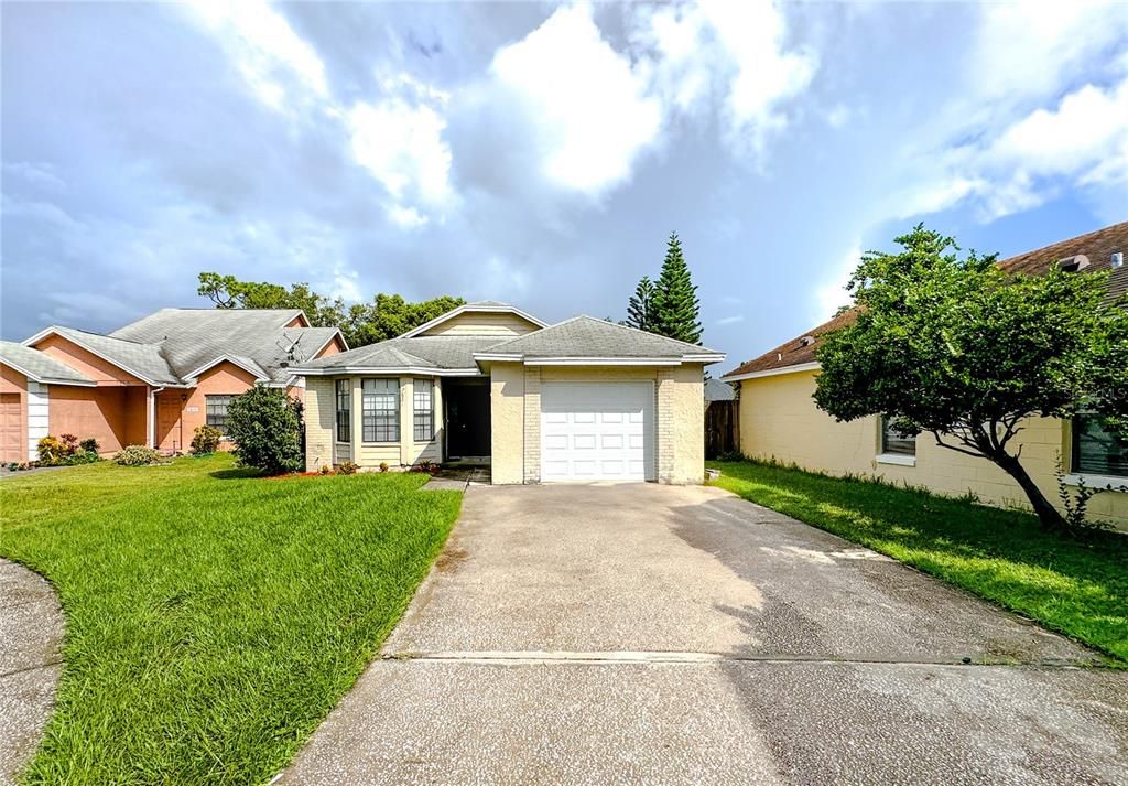 Active With Contract: $320,000 (3 beds, 2 baths, 1219 Square Feet)