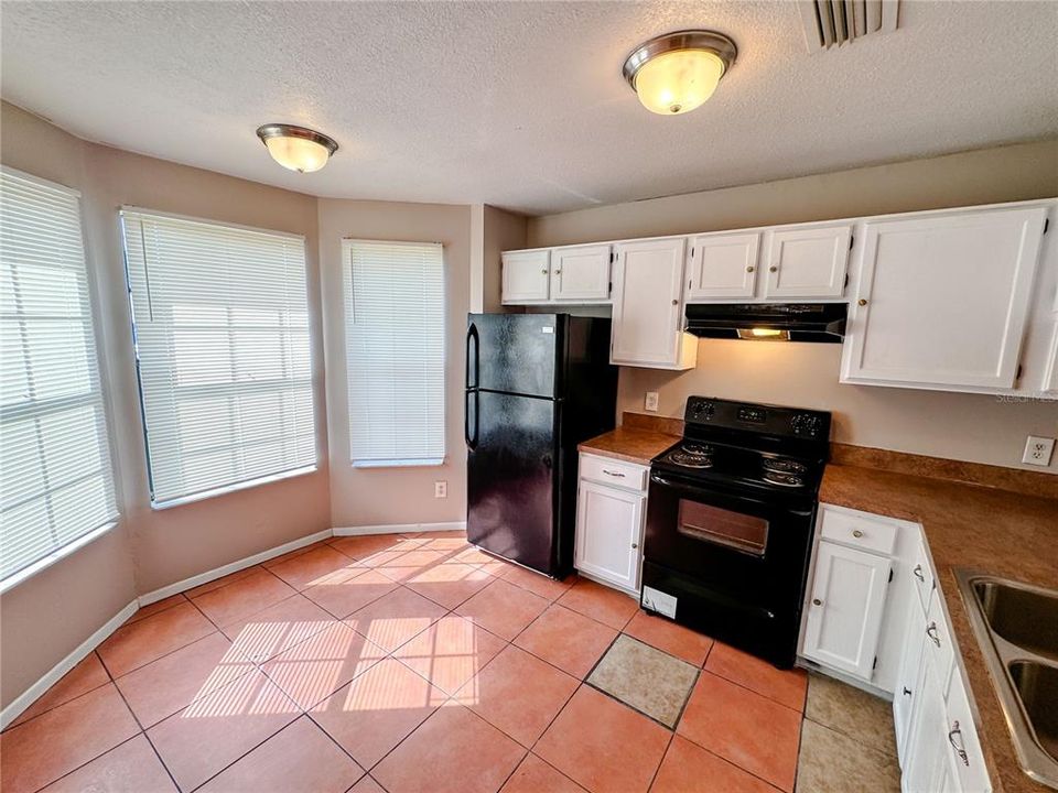 Active With Contract: $320,000 (3 beds, 2 baths, 1219 Square Feet)
