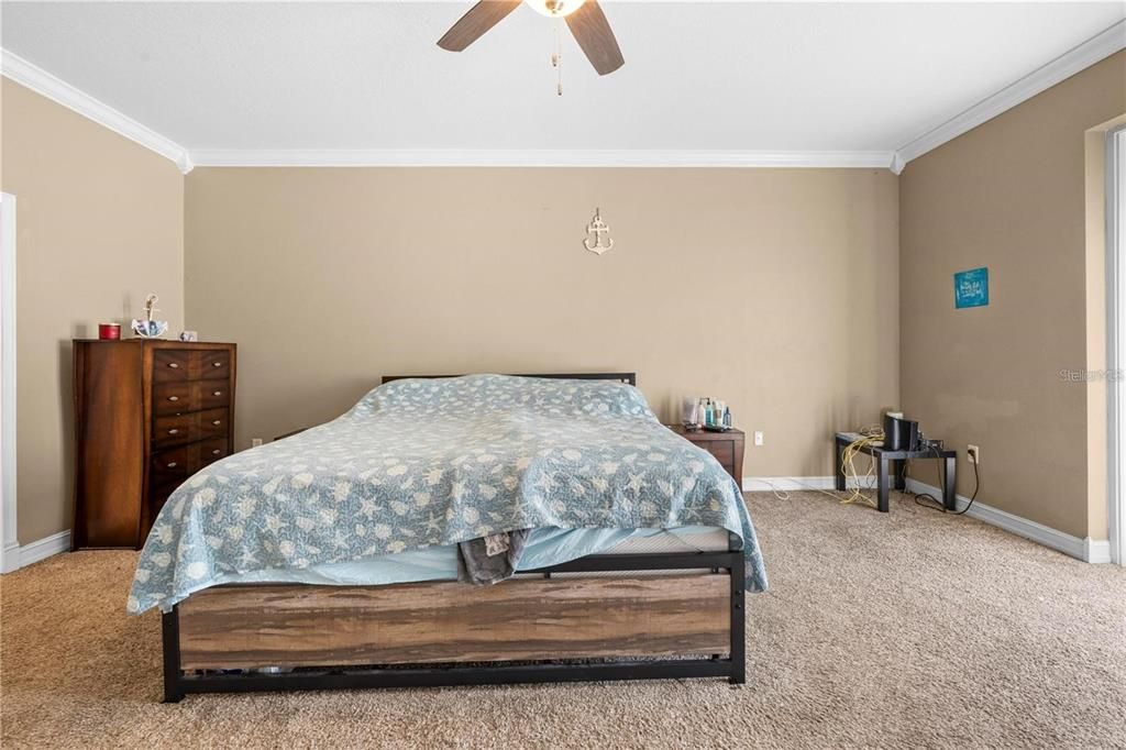 Activo con contrato: $375,000 (3 camas, 2 baños, 2372 Pies cuadrados)