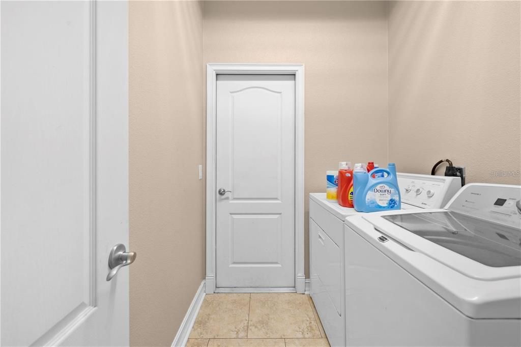 Activo con contrato: $375,000 (3 camas, 2 baños, 2372 Pies cuadrados)