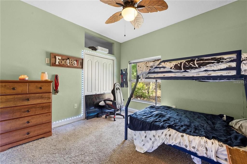 Activo con contrato: $375,000 (3 camas, 2 baños, 2372 Pies cuadrados)
