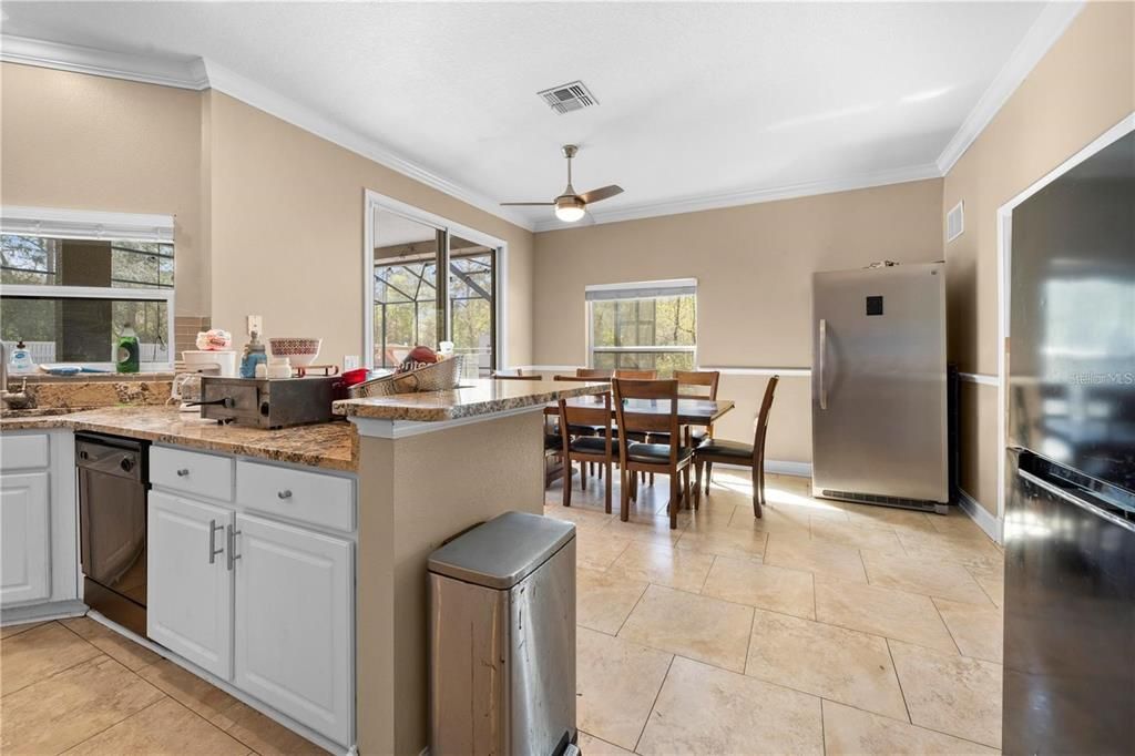 Activo con contrato: $375,000 (3 camas, 2 baños, 2372 Pies cuadrados)