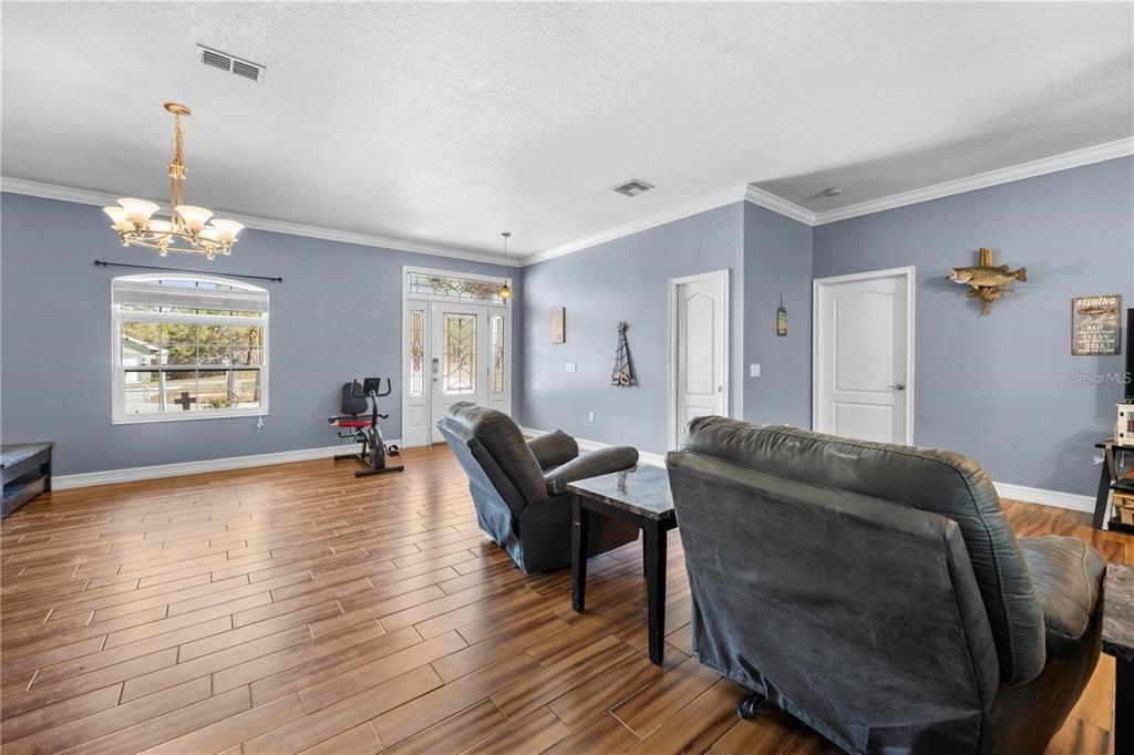 Activo con contrato: $375,000 (3 camas, 2 baños, 2372 Pies cuadrados)