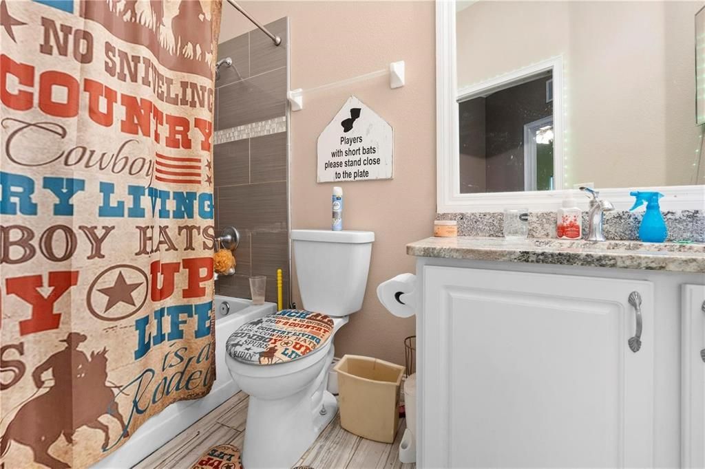 Activo con contrato: $375,000 (3 camas, 2 baños, 2372 Pies cuadrados)