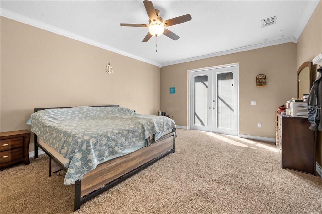 Activo con contrato: $375,000 (3 camas, 2 baños, 2372 Pies cuadrados)