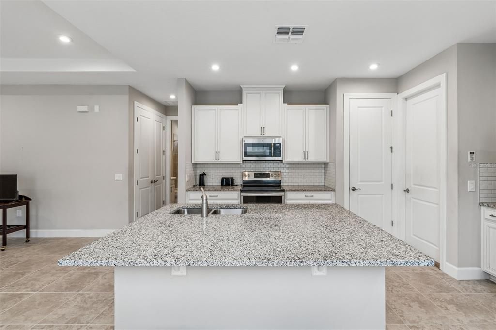 Active With Contract: $268,000 (2 beds, 2 baths, 1367 Square Feet)