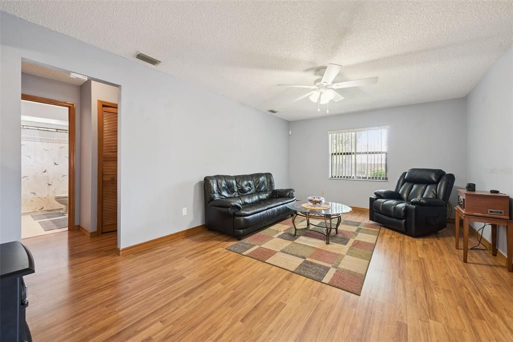 Activo con contrato: $325,000 (3 camas, 2 baños, 1819 Pies cuadrados)