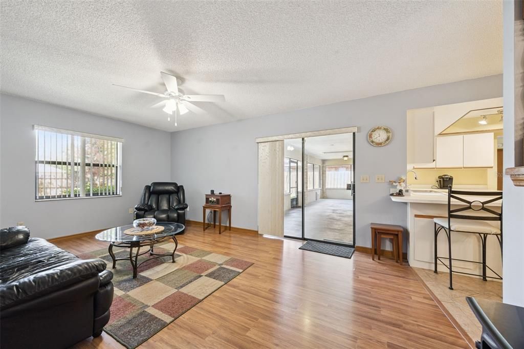 Activo con contrato: $325,000 (3 camas, 2 baños, 1819 Pies cuadrados)