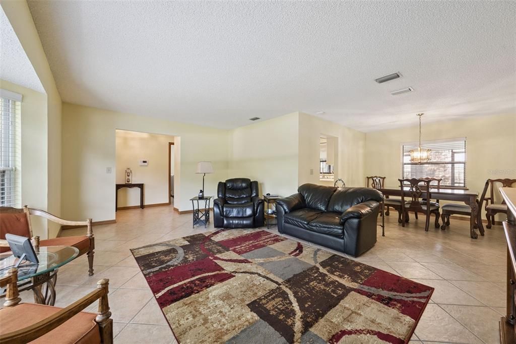 Activo con contrato: $325,000 (3 camas, 2 baños, 1819 Pies cuadrados)