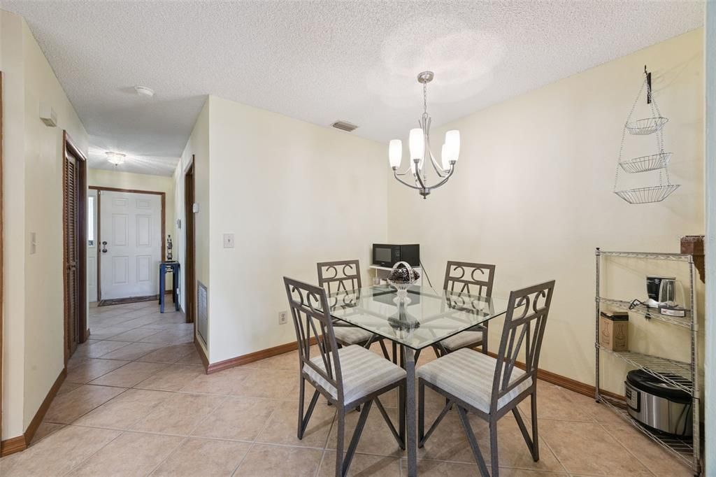 Activo con contrato: $325,000 (3 camas, 2 baños, 1819 Pies cuadrados)