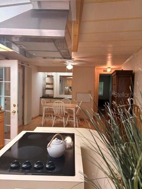 合同活跃: $168,000 (2 贝兹, 2 浴室, 1327 平方英尺)