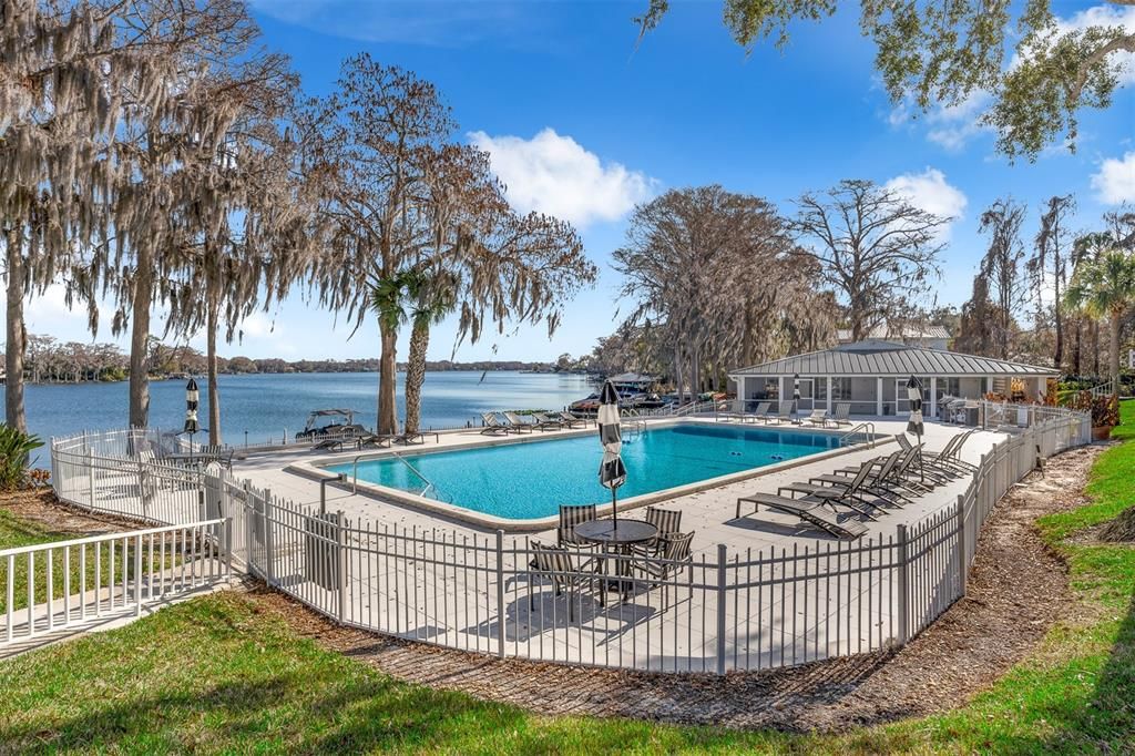 For Sale: $235,000 (1 beds, 1 baths, 612 Square Feet)