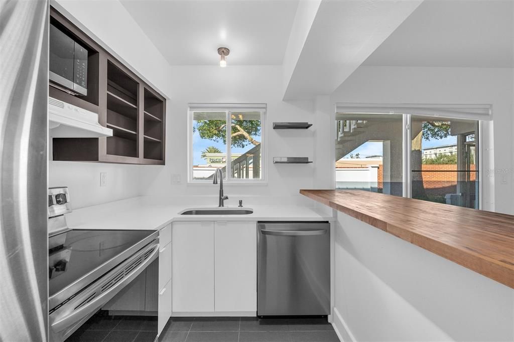For Sale: $235,000 (1 beds, 1 baths, 612 Square Feet)