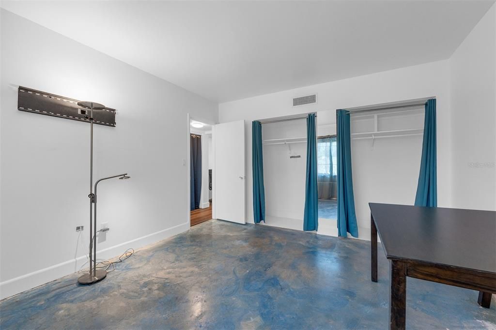 For Sale: $235,000 (1 beds, 1 baths, 612 Square Feet)