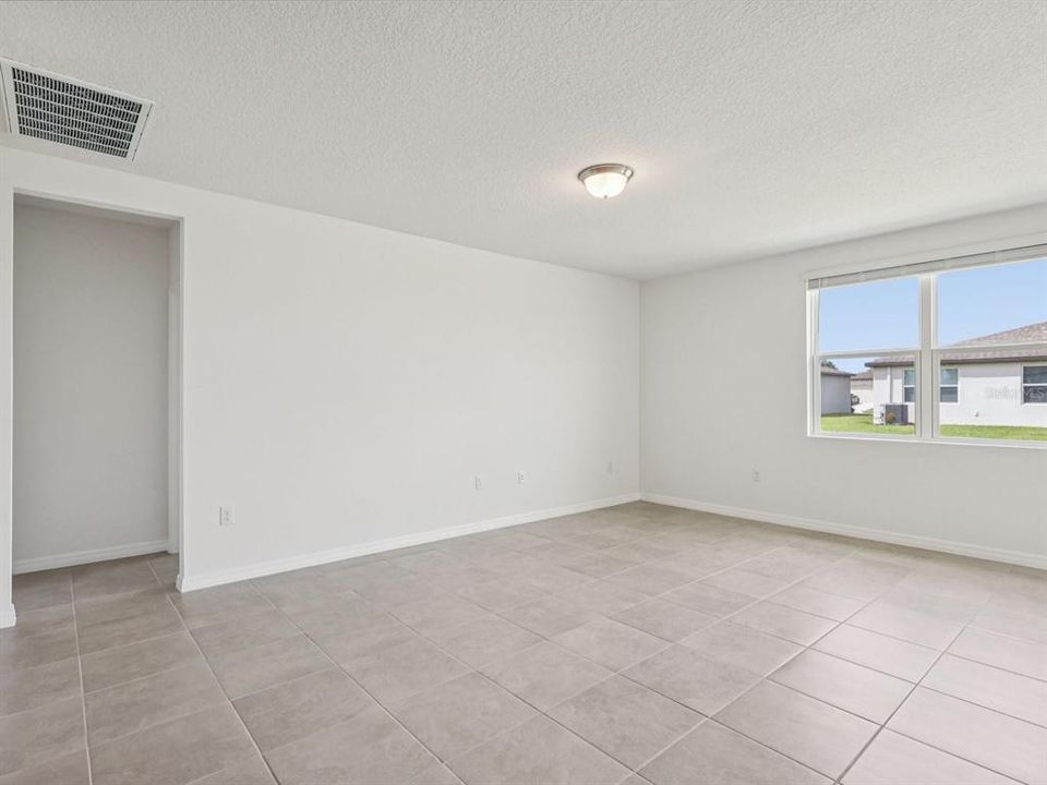 For Sale: $341,050 (4 beds, 3 baths, 1988 Square Feet)