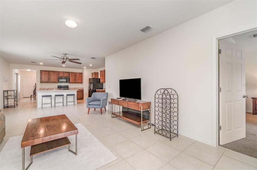 Activo con contrato: $279,900 (3 camas, 2 baños, 1621 Pies cuadrados)