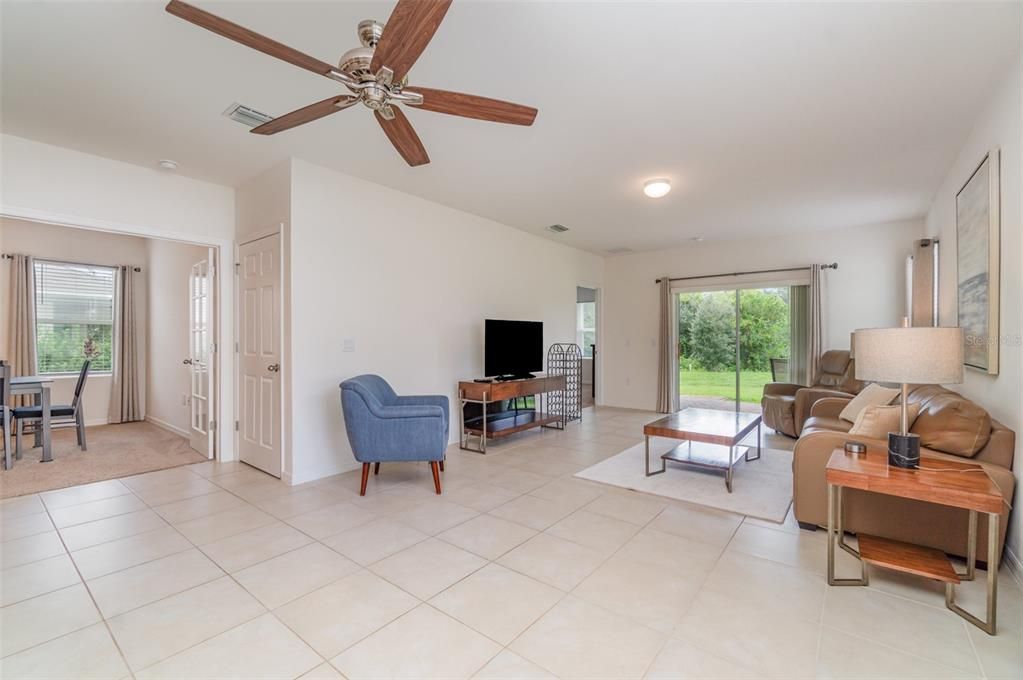 Activo con contrato: $279,900 (3 camas, 2 baños, 1621 Pies cuadrados)