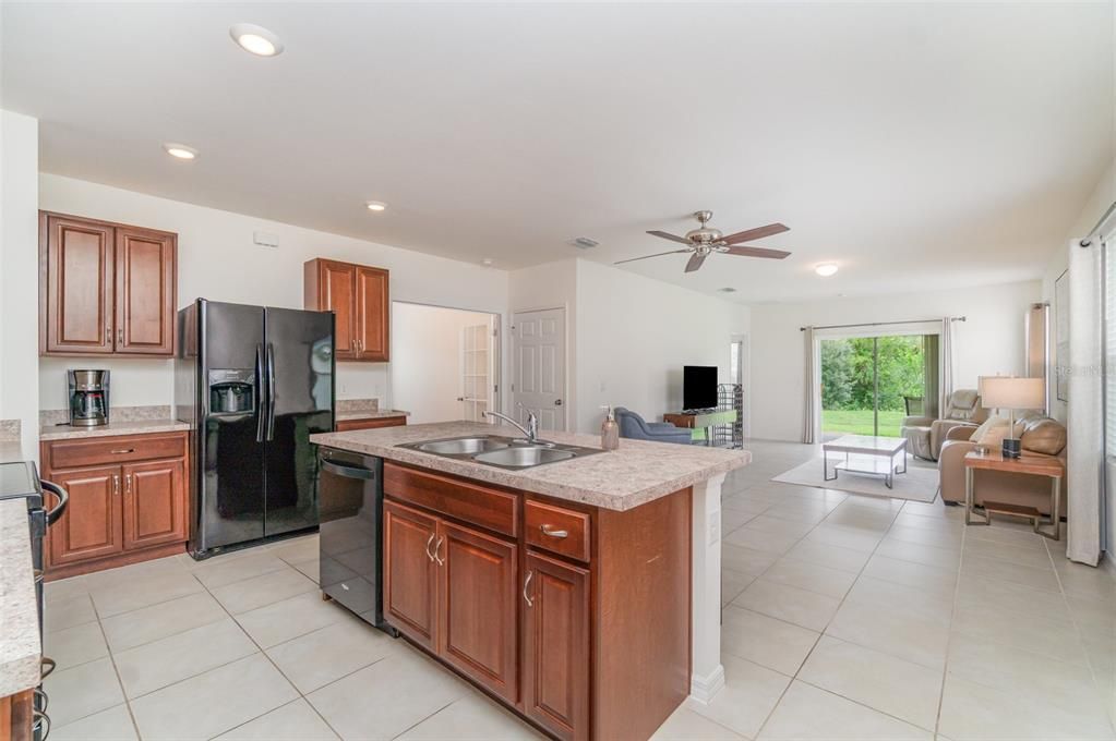 Activo con contrato: $279,900 (3 camas, 2 baños, 1621 Pies cuadrados)