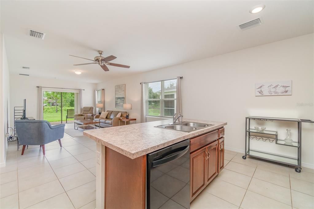 Activo con contrato: $279,900 (3 camas, 2 baños, 1621 Pies cuadrados)