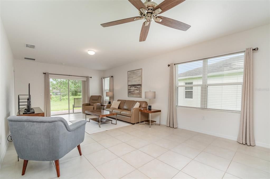 Activo con contrato: $279,900 (3 camas, 2 baños, 1621 Pies cuadrados)