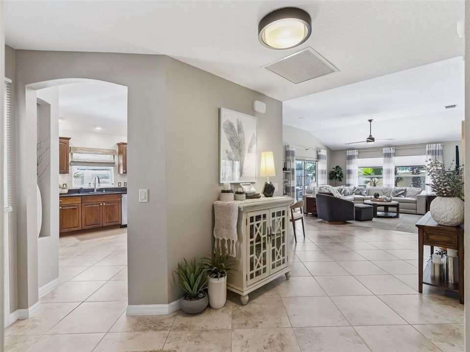 Activo con contrato: $549,000 (3 camas, 2 baños, 1602 Pies cuadrados)