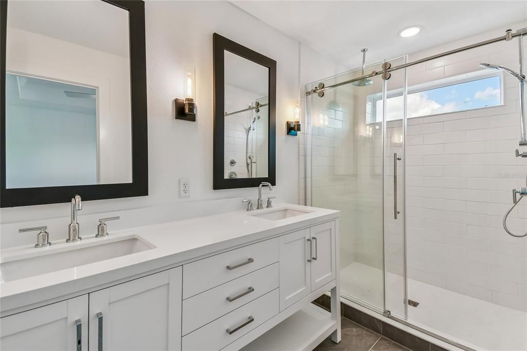 En Venta: $527,990 (4 camas, 3 baños, 2025 Pies cuadrados)