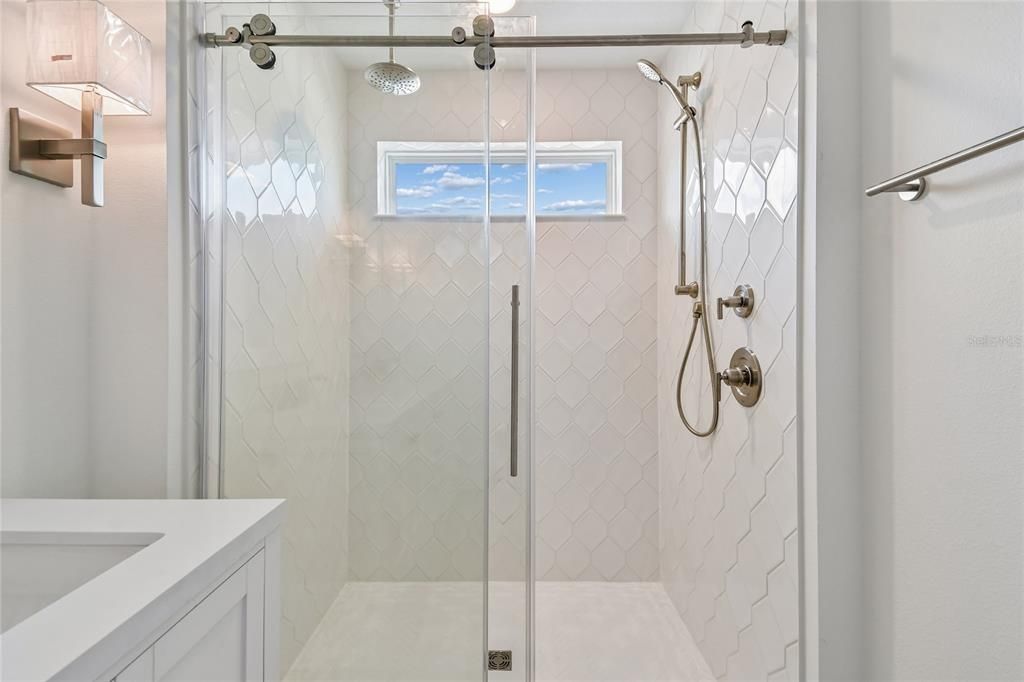 En Venta: $604,990 (4 camas, 3 baños, 2025 Pies cuadrados)