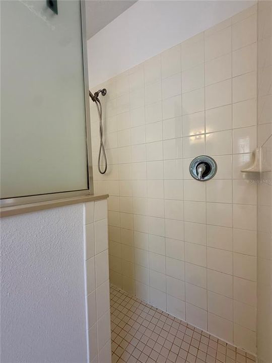 Activo con contrato: $3,000 (4 camas, 3 baños, 2328 Pies cuadrados)