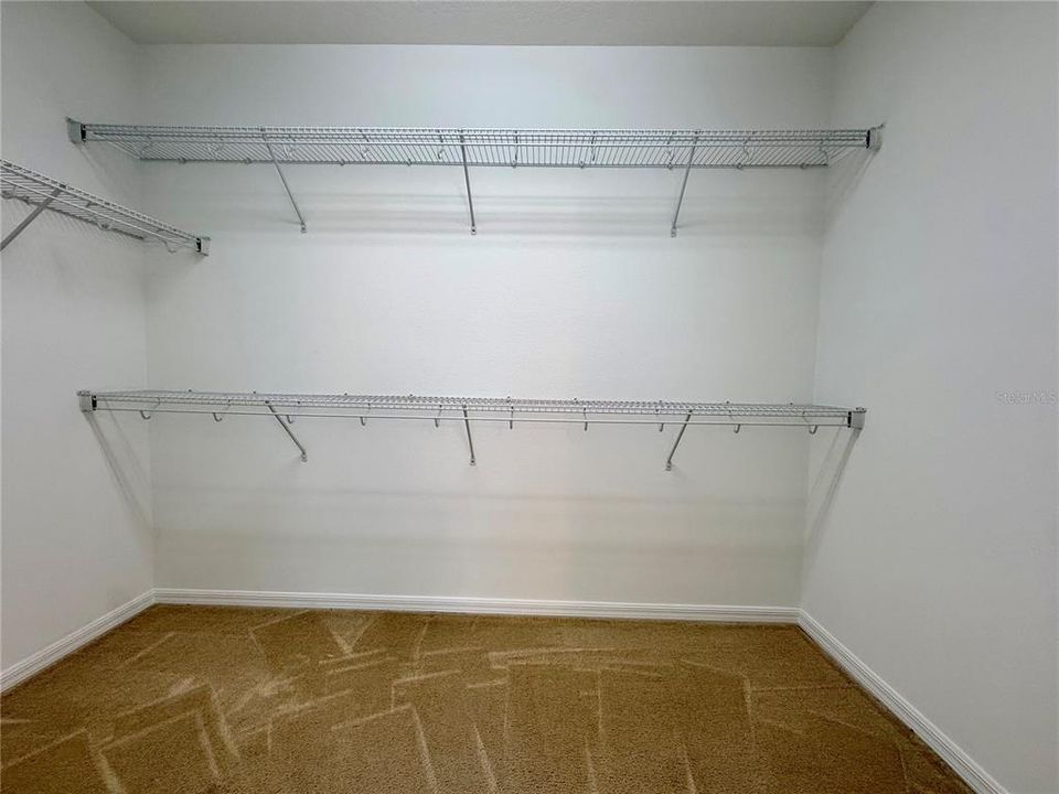 Activo con contrato: $3,000 (4 camas, 3 baños, 2328 Pies cuadrados)