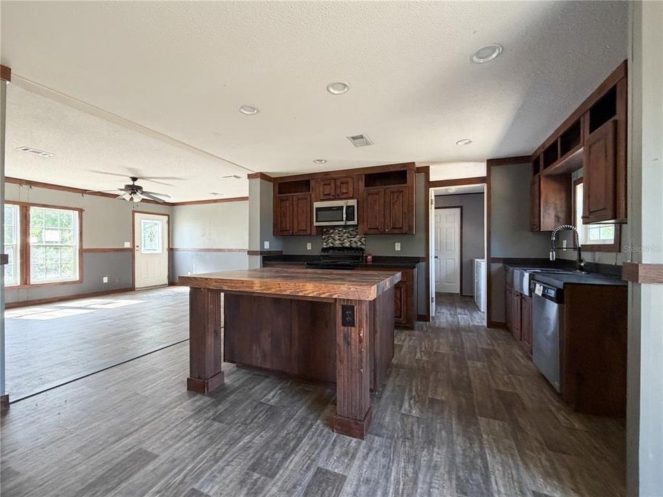 En Venta: $198,000 (5 camas, 3 baños, 2100 Pies cuadrados)