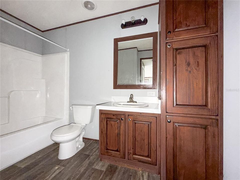 En Venta: $198,000 (5 camas, 3 baños, 2100 Pies cuadrados)