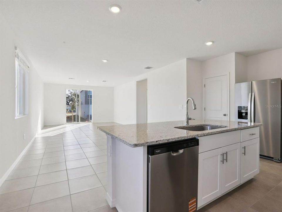 En Venta: $301,030 (4 camas, 2 baños, 1607 Pies cuadrados)