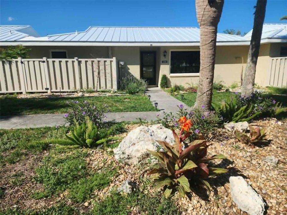 For Sale: $259,900 (2 beds, 2 baths, 1584 Square Feet)