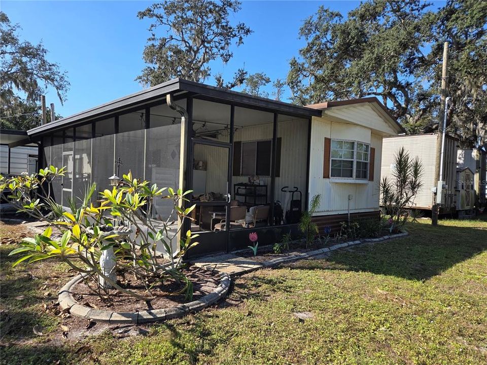For Rent: $1,450 (2 beds, 2 baths, 950 Square Feet)