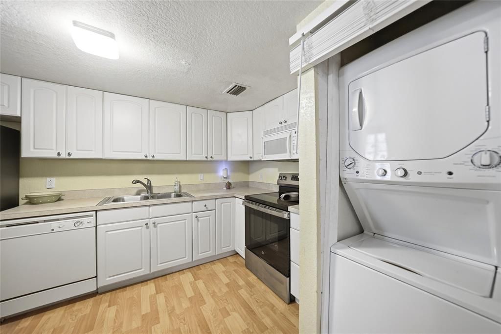 На продажу: $119,900 (2 спален, 2 ванн, 848 Квадратных фут)
