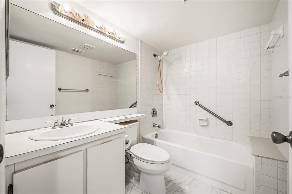 На продажу: $148,000 (2 спален, 2 ванн, 1025 Квадратных фут)