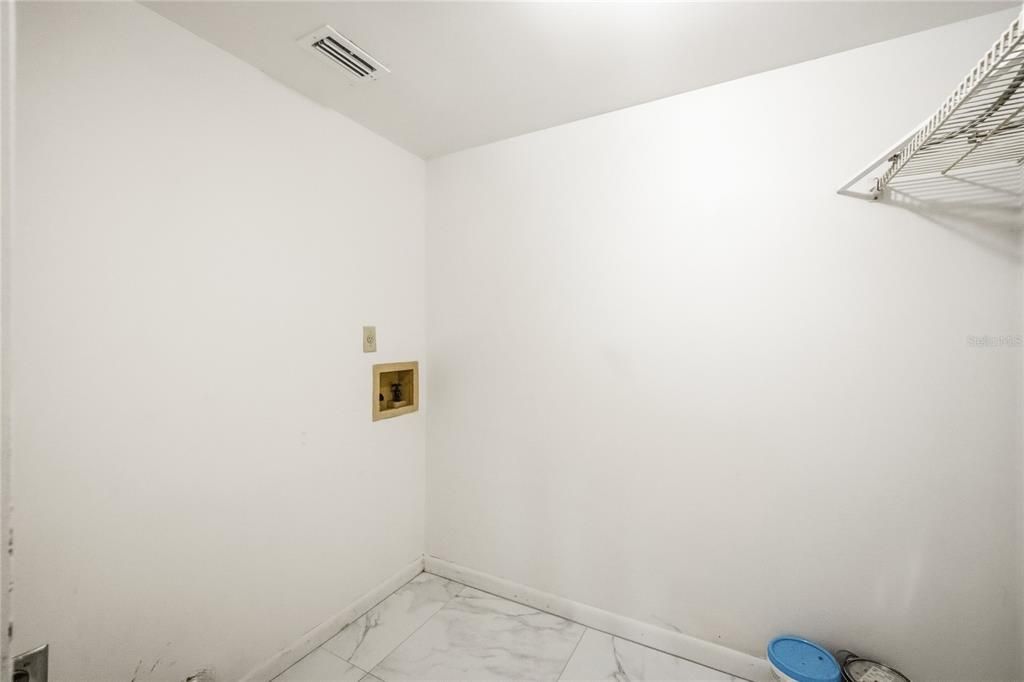 На продажу: $148,000 (2 спален, 2 ванн, 1025 Квадратных фут)