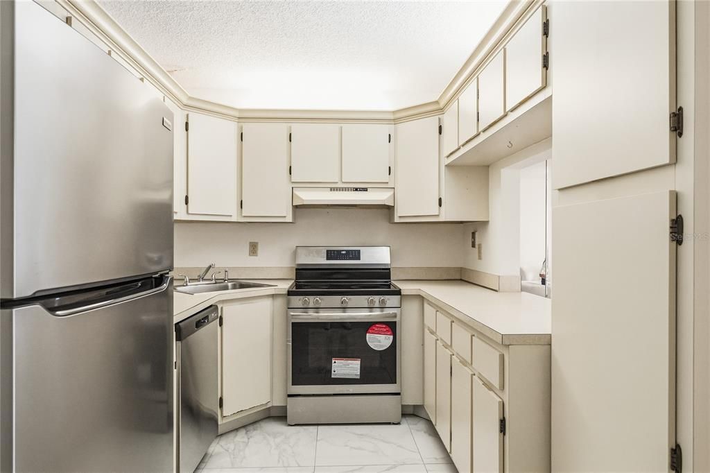 На продажу: $148,000 (2 спален, 2 ванн, 1025 Квадратных фут)
