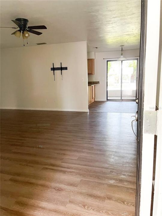 For Rent: $2,050 (3 beds, 2 baths, 1294 Square Feet)