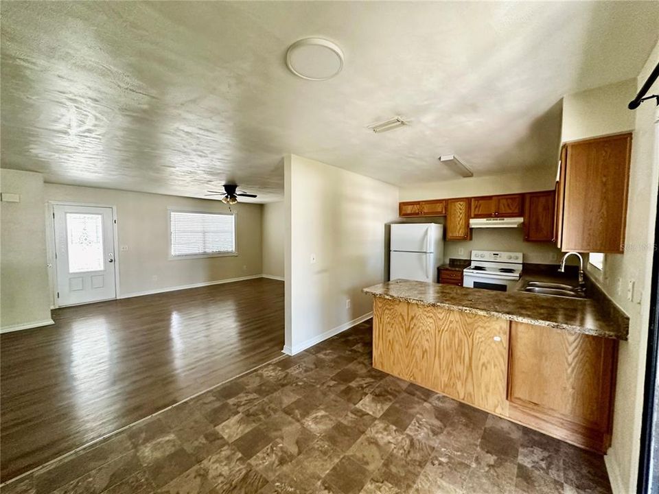 For Rent: $2,050 (3 beds, 2 baths, 1294 Square Feet)
