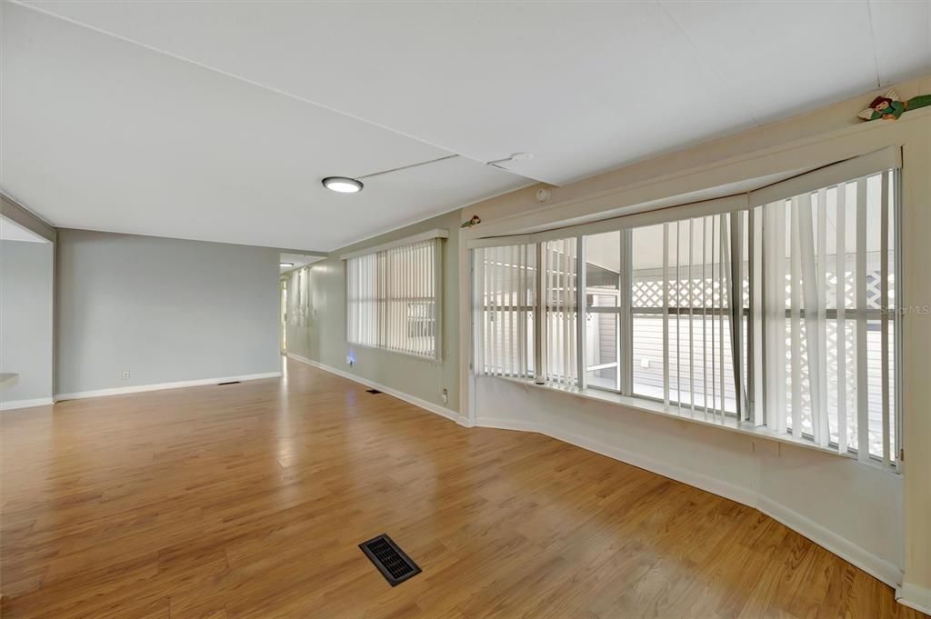 For Sale: $159,900 (2 beds, 2 baths, 1284 Square Feet)