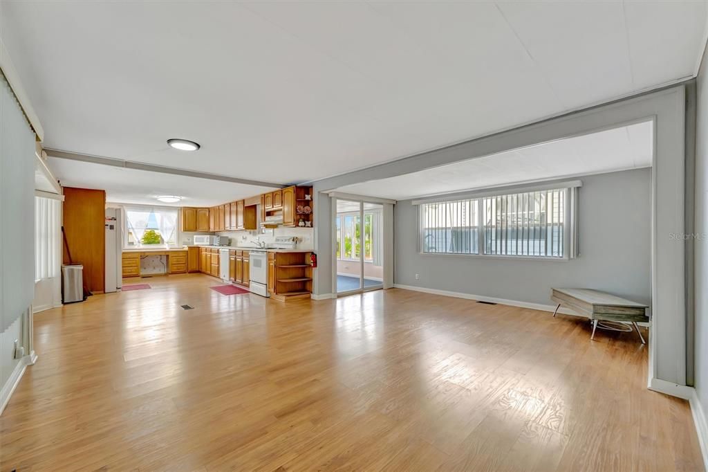 For Sale: $159,900 (2 beds, 2 baths, 1284 Square Feet)