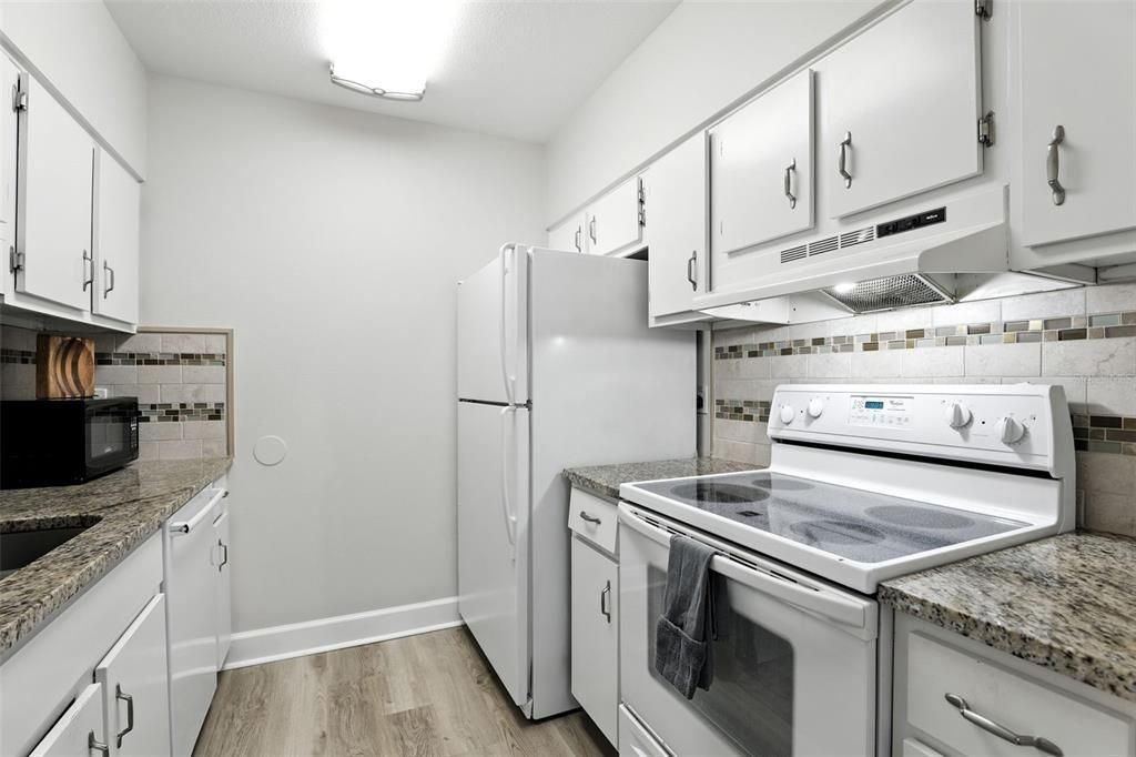 For Sale: $164,900 (1 beds, 1 baths, 645 Square Feet)